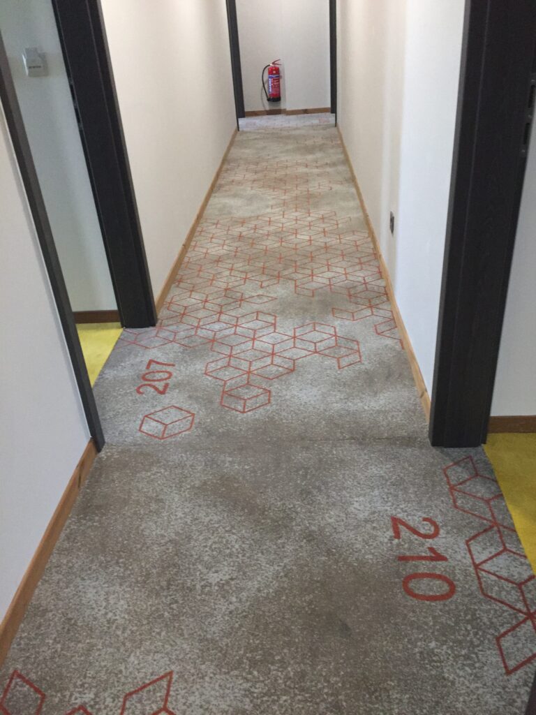 Hotel Kristály Konferencia & wellness - egyedi mintás szőnyeg folyosókon - neofloor.hu